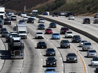 Galleria foto 'California, entro il 2035 bando alle vendite di auto a benzina' - foto 1