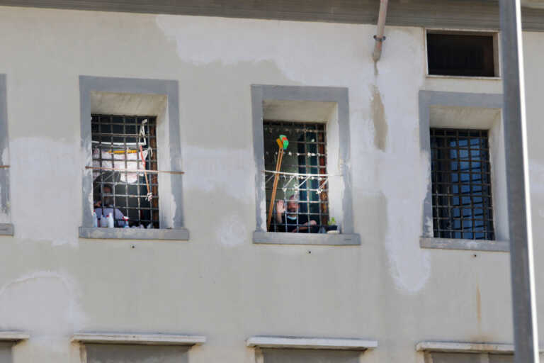 Bari, nel carcere in troppi e senza fine pena: «Situazione difficile»