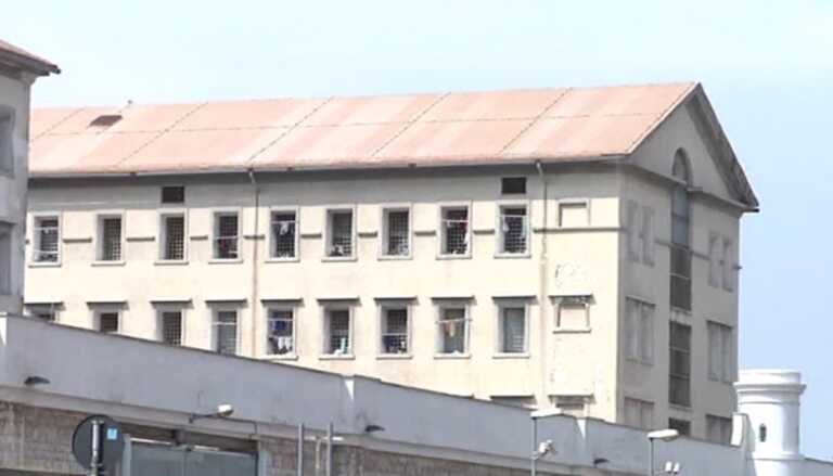 Bari, detenuto psichiatrico aggredisce un poliziotto penitenziario: l’agente in ospedale