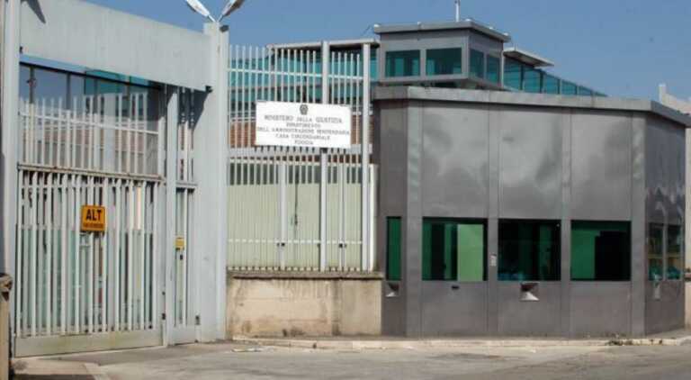 Foggia, sequestrati un chilo di hashish e smartphone in carcere: «È assediato dalla criminalità»