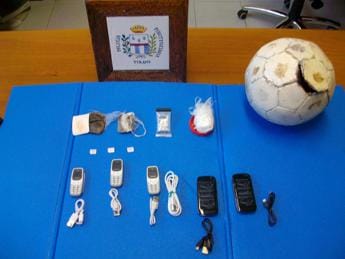 Galleria foto 'Carceri, ritrovato pallone di calcio ‘farcito’ con telefonini davanti a Castrogno' - foto 1
