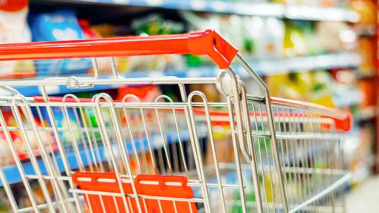 Prezzi del cibo su del 10,5%, Coldiretti: «Carrello della spesa più vuoto»