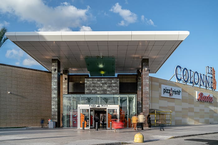 Tentano rapina in scooter in un centro commerciale di Brindisi: due in fuga