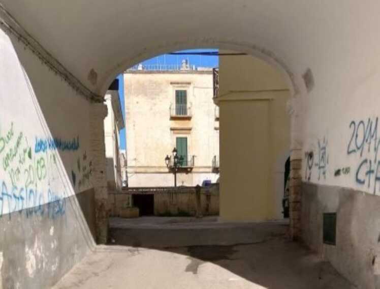 Anziana presa a sassate mentre pulisce il balcone: Bitonto ostaggio delle baby gang