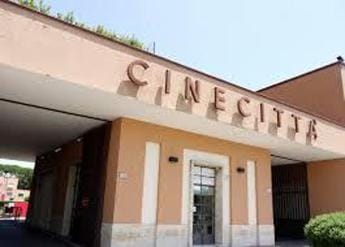 Galleria foto 'Cinecittà, incendio agli studios: distrutta ‘Firenze rinascimentale’' - foto 1
