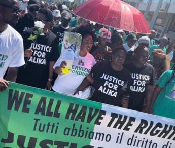 Galleria foto 'Civitanova Marche, in 300 al corteo per Alika Ogochukwu' - foto 1