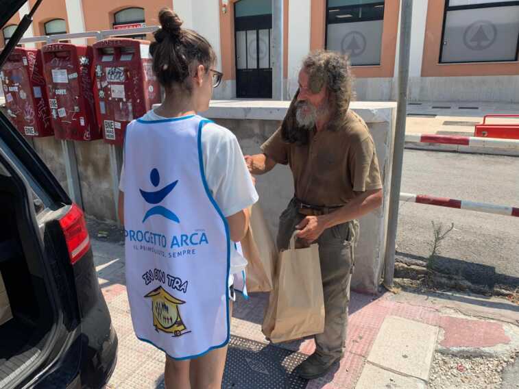 A Bari la solidarietà non va in vacanza: cibo e compagnia per clochard e anziani
