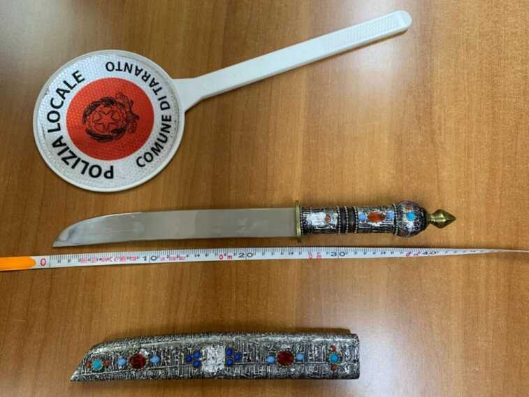 Galleria foto 'In giro senza assicurazione, patente e con un coltello: fermato a Taranto' - foto 1
