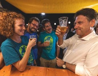 Galleria foto 'Conte e la birra con i ragazzi: “Offriamo noi per quello che ha fatto”' - foto 1