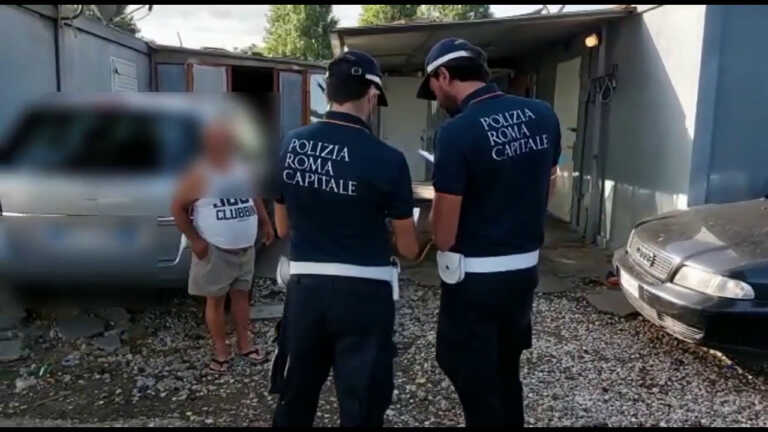 Galleria foto 'Controlli nel campo nomadi di via Candoni a Roma, 350 identificati' - foto 1