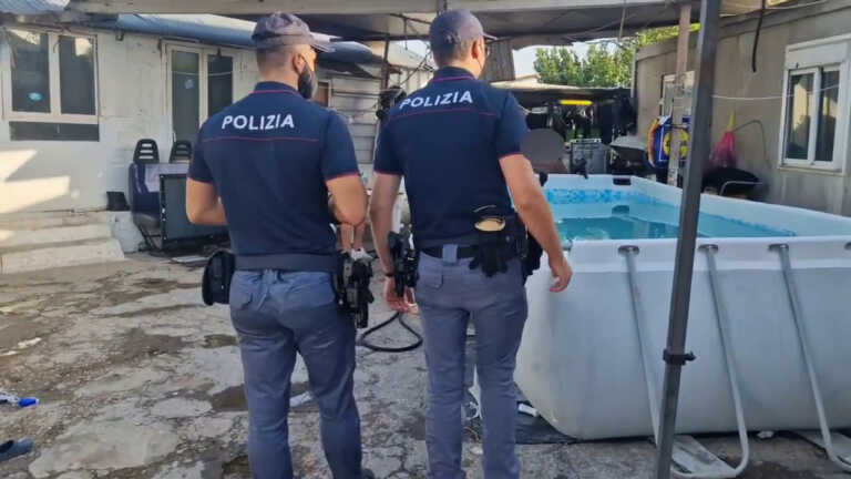 Galleria foto 'Controlli nel campo nomadi di via Salviati a Roma, identificati in 350' - foto 1