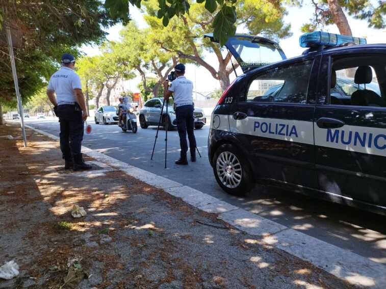 Verifiche su veicoli e velocipedi, sanzioni per più di 39mila euro a Bari: ritirate patenti e carte di circolazione