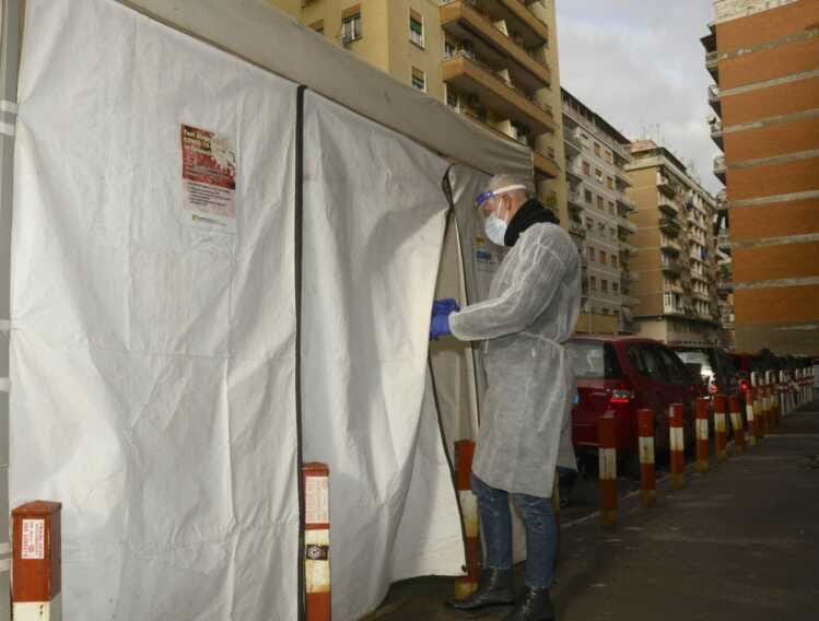Galleria foto 'Covid, 19.470 nuovi casi e 63 decessi nelle ultime 24 ore' - foto 1