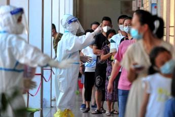 Galleria foto 'Covid Cina, lockdown su isola Hainan: 80mila turisti ‘in trappola’' - foto 1