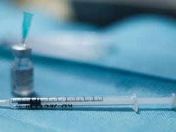 Galleria foto 'Covid, Ema: avviata revisione su vaccino Pfizer adattato a Omicron 4-5' - foto 1