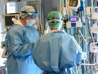 Galleria foto 'Covid Italia, Cartabellotta: 1.165 morti in 7 giorni, effetto Omicron 5' - foto 1