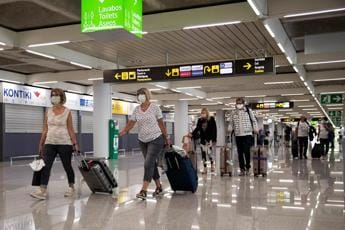 Galleria foto 'Covid Italia, Galli: “Numeri bassi? Cautela, primo banco di prova rientro da vacanze”' - foto 1