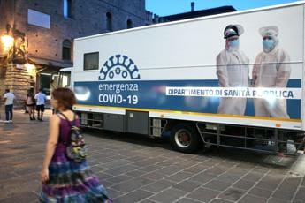 Galleria foto 'Covid oggi Italia, 11.976 contagi e 113 morti: bollettino 8 agosto' - foto 1