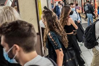 Galleria foto 'Covid oggi Lombardia, 4.328 contagi e 39 morti: bollettino 6 agosto' - foto 1