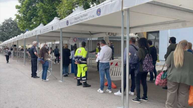 Galleria foto 'Covid, quarta dose arma di punta contro il rischio di una nuova ondata' - foto 1