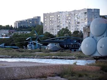 Galleria foto 'Crimea, diverse esplosioni in aerodromo: un morto' - foto 1