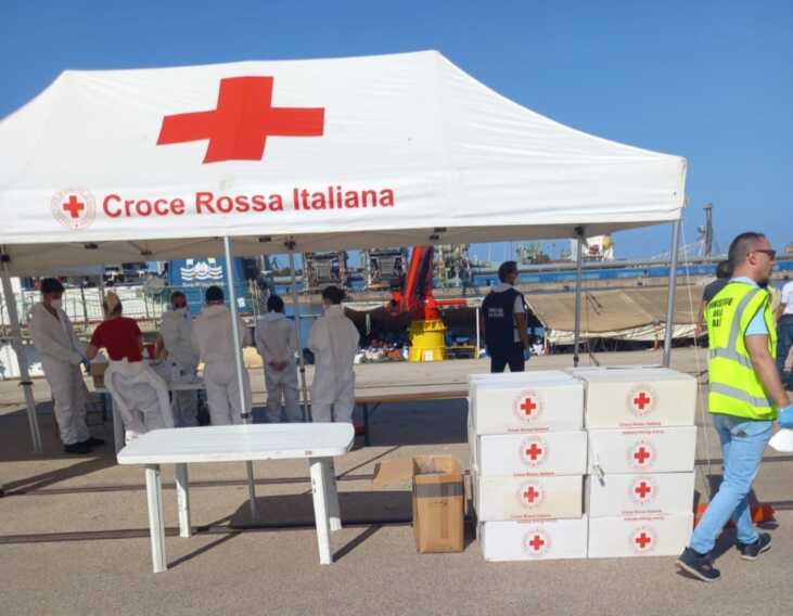 La GeoBarents a Taranto: sbarcano 659 migranti tra cui 150 minori