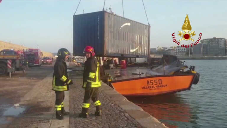 Galleria foto 'Crotone, tre morti per l’esplosione in un rimorchiatore al porto' - foto 1
