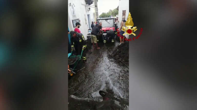 Galleria foto 'Devastata dal maltempo isola di Stromboli, vigili del fuoco al lavoro' - foto 1