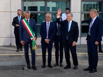 Galleria foto 'Draghi al Meeting di Rimini, la gente urla: “Bravo, grazie Mario!”' - foto 1