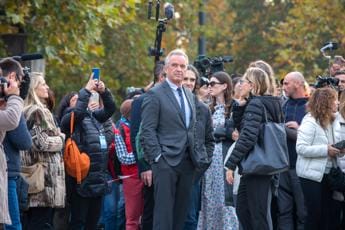 Galleria foto 'Facebook e Instagram rimuovono account ong no vax di Robert Kennedy Jr' - foto 1