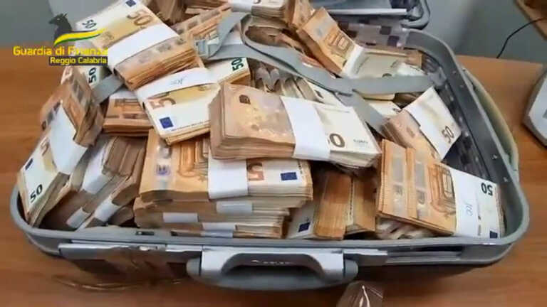 Galleria foto 'Fiamme Gialle sequestrano 3,5 milioni di euro a imprenditore calabrese' - foto 1