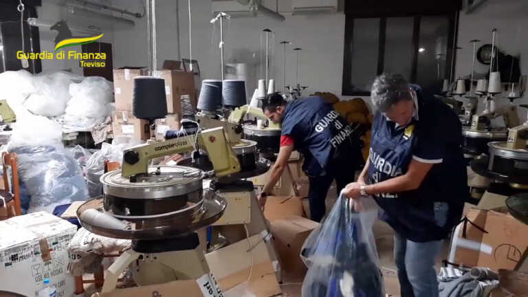 Galleria foto 'Finanzieri sequestrano a Treviso laboratorio di abbigliamento' - foto 1