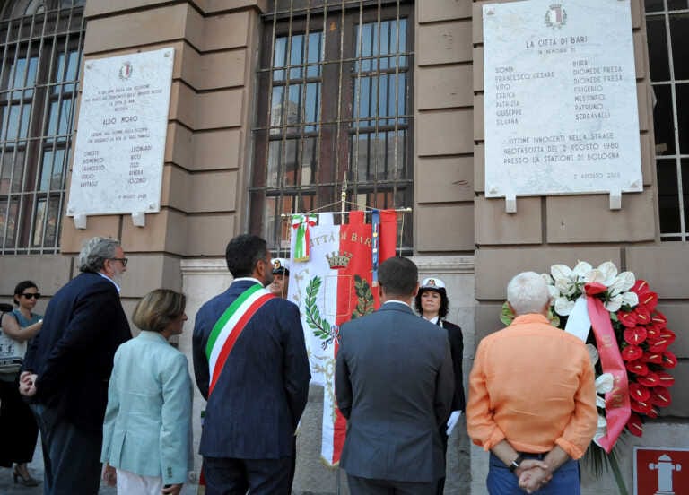 Strage di Bologna: una corona di fiori per ricordare le vittime baresi – VIDEO