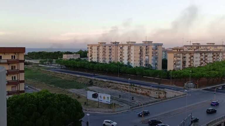 Galleria foto 'Bari, incendio a Japigia: fumo visibile in tutta la città' - foto 1