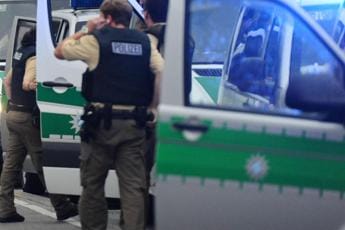 Galleria foto 'Germania, bimba napoletana muore schiacciata da statua albergo' - foto 1