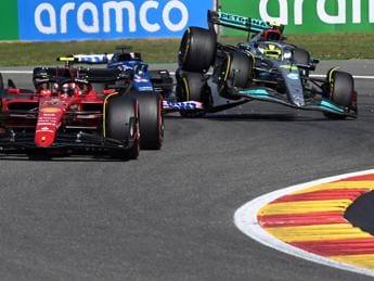 Galleria foto 'Gp Belgio, Hamilton si scusa con Alonso: “L’incidente è colpa mia”' - foto 1