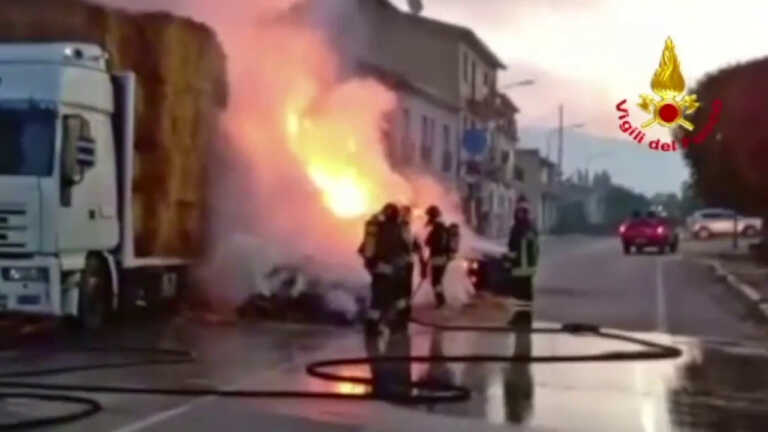 Galleria foto 'In fiamme un autotreno carico di balle di fieno in Campania' - foto 1