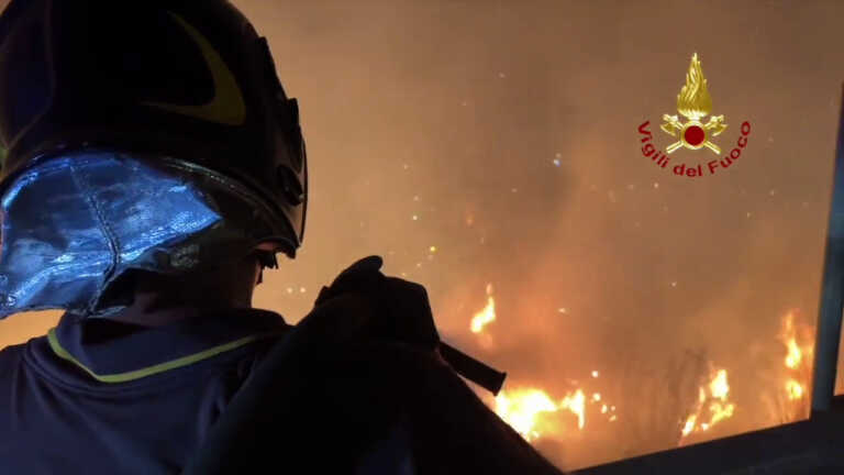 Galleria foto 'Incendi a Palermo, dall’alba 3 canadair in volo sul Monte Grifone' - foto 1