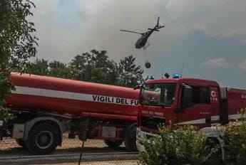 Galleria foto 'Incendi, ancora fiamme sul Carso: chiuse autostrada e ferrovie' - foto 1