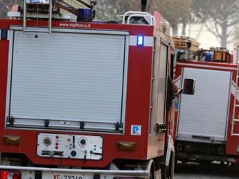 Galleria foto 'Incendi in Sicilia, paura a Palermo: fiamme minacciano abitazioni a Borgo Nuovo' - foto 1