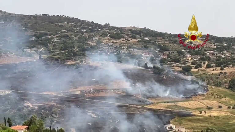Galleria foto 'Incendi nel Palermitano, in azione i vigili del fuoco e 5 canadair' - foto 1