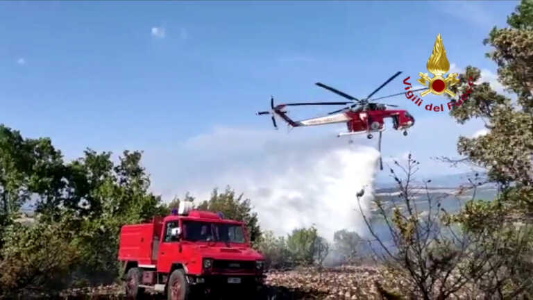 Galleria foto 'Incendi, Vvf ancora al lavoro per rogo nel Ternano' - foto 1