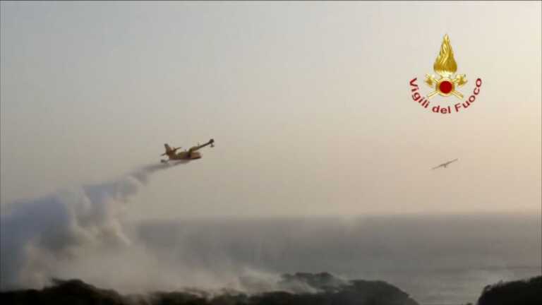 Galleria foto 'Incendio a Pantelleria, Canadair in azione per contenere roghi attivi' - foto 1