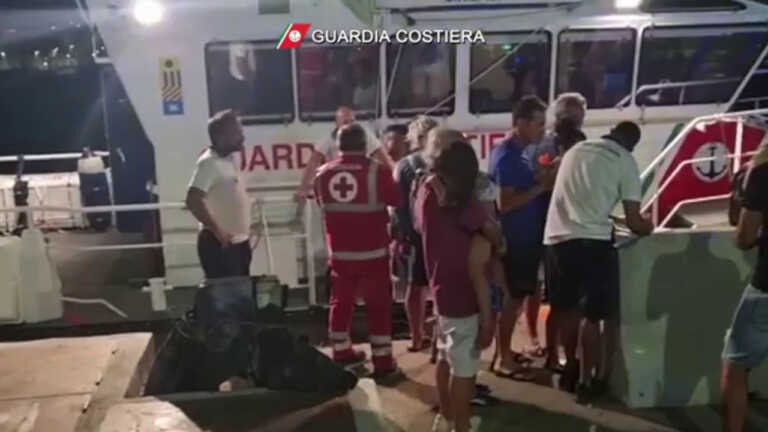 Galleria foto 'Incendio a Pantelleria, turisti evacuati dalla Guardia Costiera' - foto 1