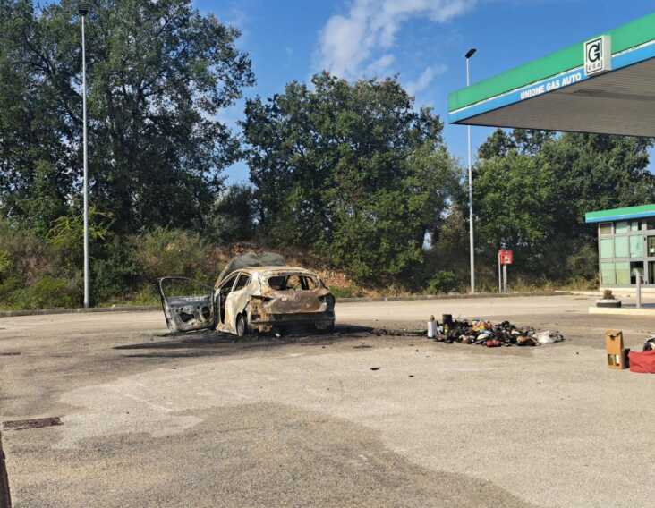 S’incendia un’auto in una stazione di servizio a Ischitella: in salvo una famiglia