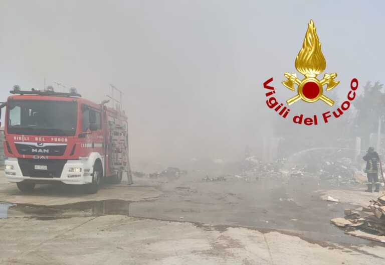 Galleria foto 'Deposito per la raccolta rifiuti a fuoco a Surbo – VIDEO' - foto 1
