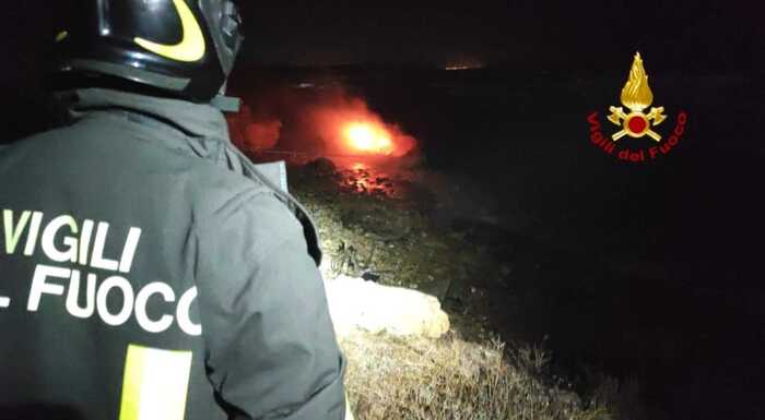 Brindisi, incendio distrugge barca a vela arenata sugli scogli