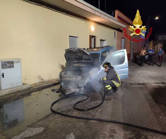 Carmiano, in fiamme il furgone di un 56enne: intervengono i vigili del fuoco