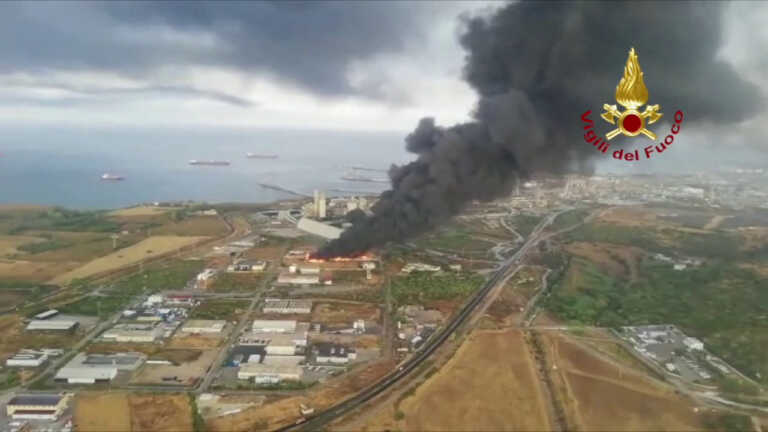 Galleria foto 'Incendio in un’azienda nel Siracusano, l’area messa in sicurezza' - foto 1