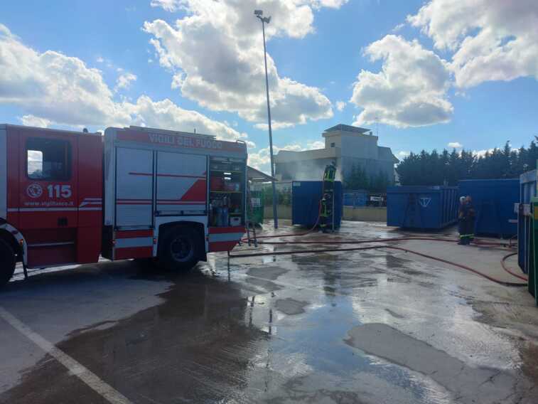 Andria, incendio nell’isola ecologica: a fuoco un compattatore